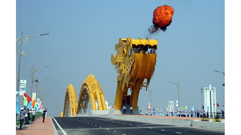 Illustration for article titled Vietnam inaugura un gigantesco puente-dragón que escupe bolas de fuego